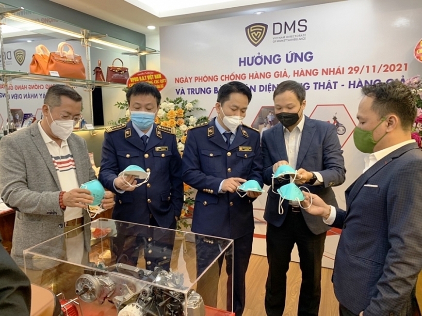 Nhận diện hàng thật - hàng giả cùng lực lượng Quản lý thị trường